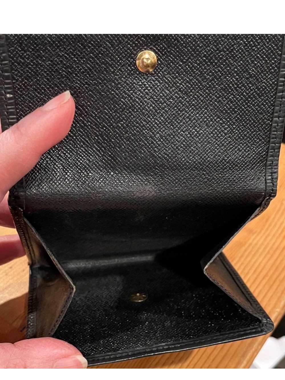 Louis Vuitton Men’s Black Epi Leather Wallet • Classic LV Bifold • Card Holder - Picture 3 of 12